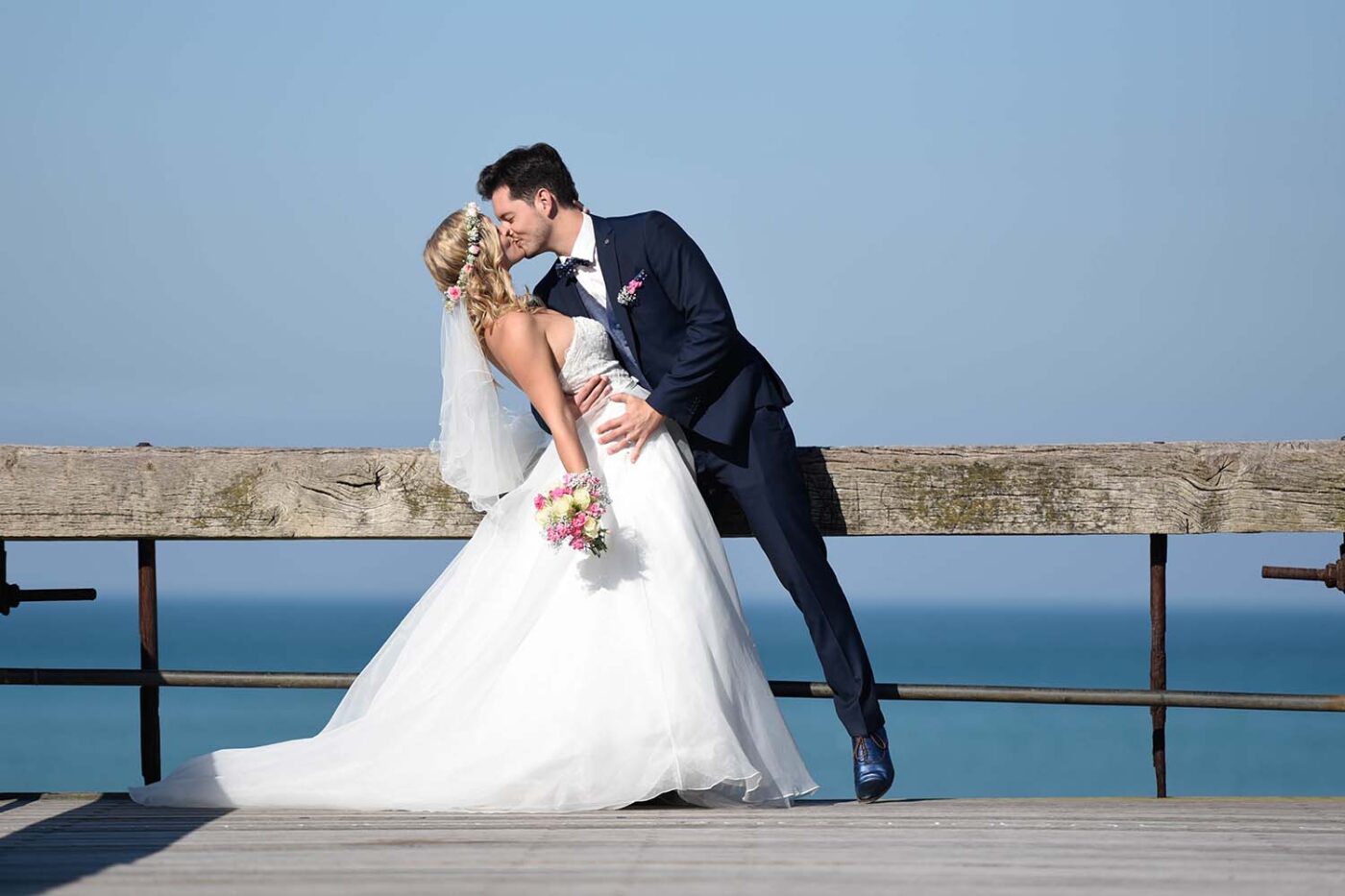 10 IDÉES DE POSES PHOTOS MARIAGE A REALISER A LA MER